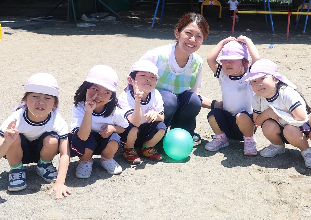 保育園児と保育士