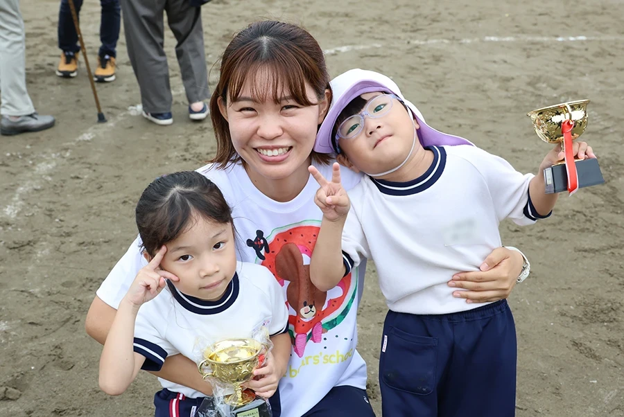 保育士と保育園児