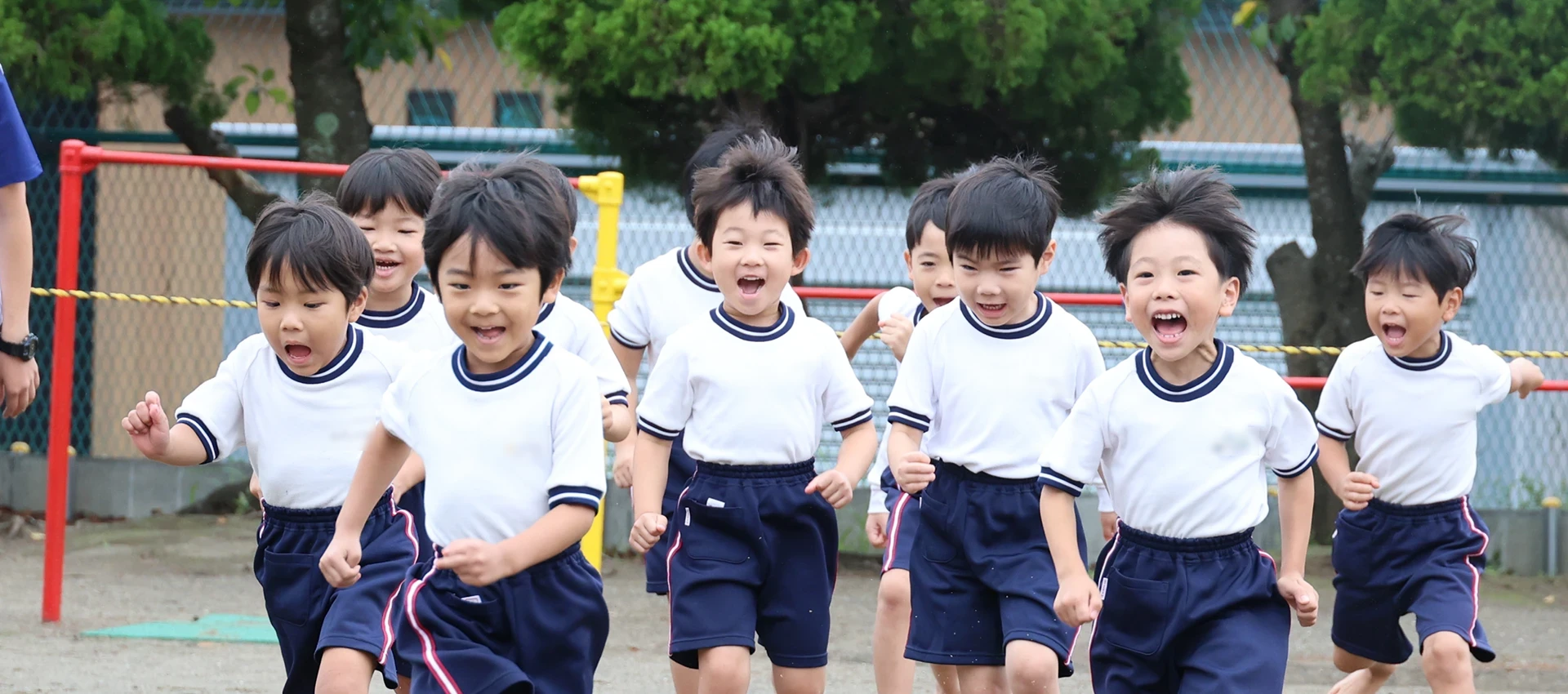 走る園児